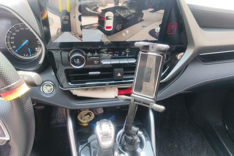 Used Toyota Highlander 2022 Dual-Engine 2.5L 4x4 Elite Edition 7-Seater Audio And AC Panel