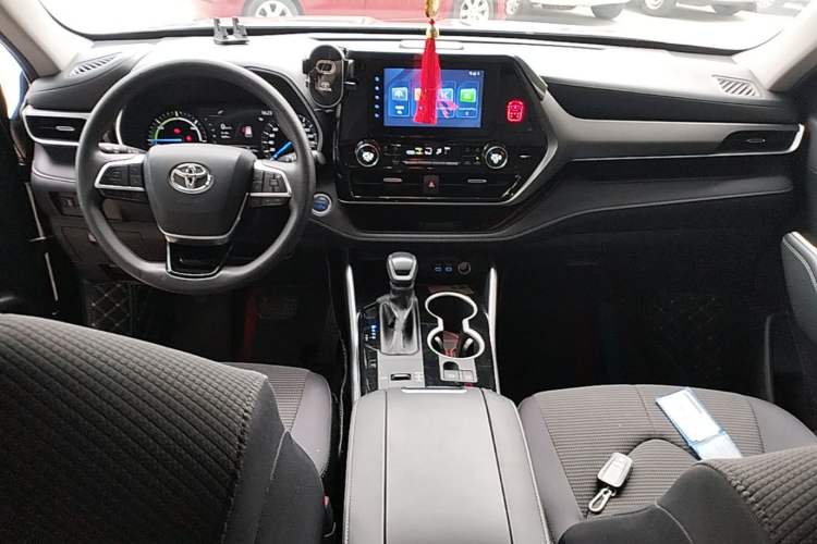 Used Toyota Highlander 2022 Dual-Engine 2.5L 4x4 Elite Edition 7-Seater Center Console