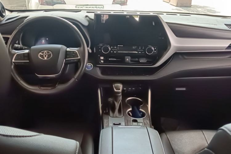 Used Toyota Highlander 2022 Dual-Engine 2.5L 4x4 Elite Edition 7-Seater Center Console