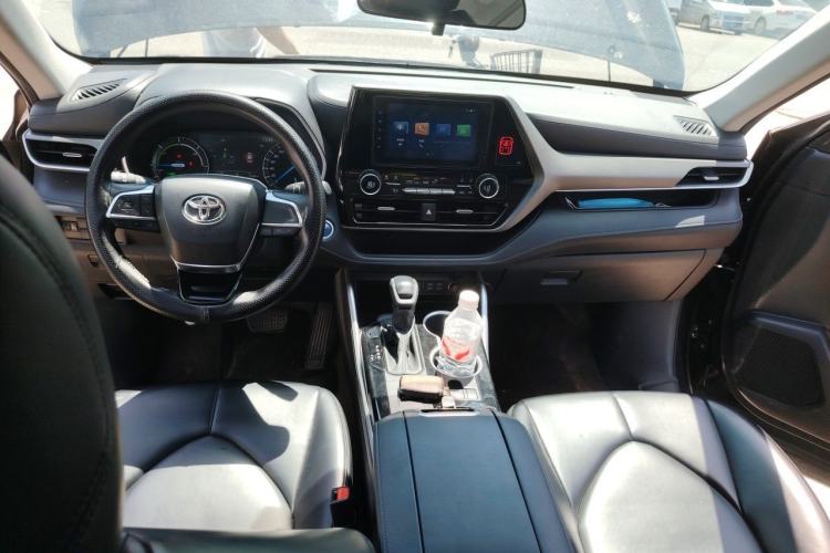 Used Toyota Highlander 2022 Dual-Engine 2.5L 4x4 Elite Edition 7-Seater Center Console