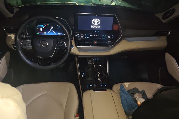 Used Toyota Highlander 2022 Dual-Engine 2.5L Four-Wheel Drive Supreme Edition 7-Seater Center Console