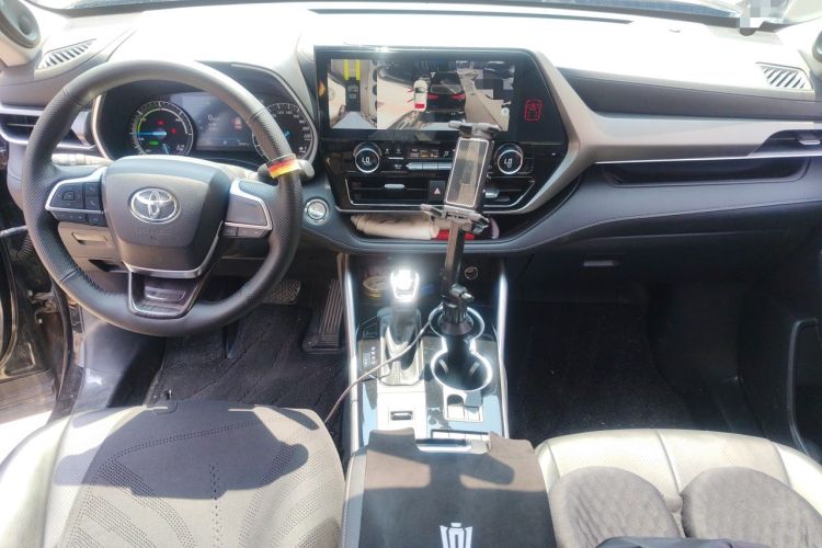 Used Toyota Highlander 2022 Dual-Engine 2.5L 4x4 Elite Edition 7-Seater Center Console