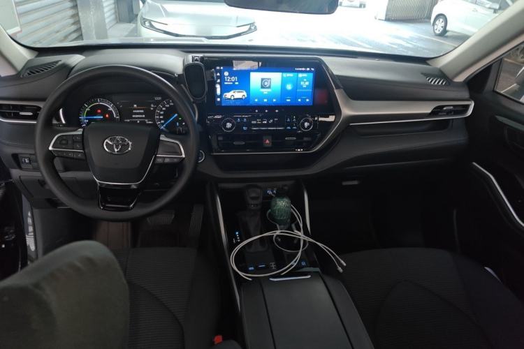 Used Toyota Highlander 2022 Dual-Engine 2.5L 4x4 Elite Edition 7-Seater Center Console