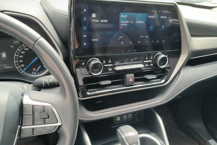 Used Toyota Highlander 2022 Dual-Engine 2.5L Four-Wheel Drive Supreme Edition 7-Seater Center Console