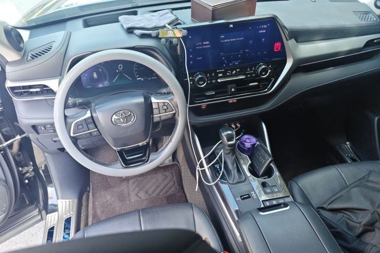 Used Toyota Highlander 2022 Dual-Engine 2.5L Four-Wheel Drive Supreme Edition 7-Seater Center Console