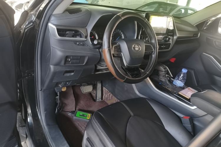 Used Toyota Highlander 2022 Dual-Engine 2.5L 4x4 Elite Edition 7-Seater Center Console