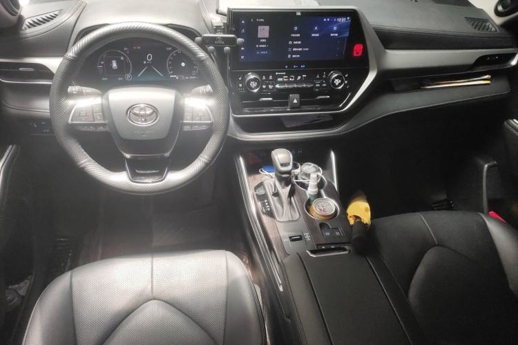 Used Toyota Highlander 2022 Dual-Engine 2.5L Four-Wheel Drive Supreme Edition 7-Seater Center Console