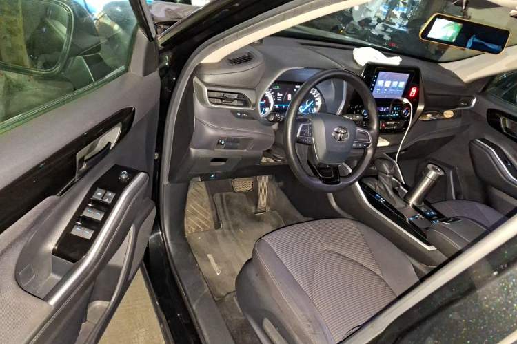Used Toyota Highlander 2022 Dual-Engine 2.5L Two-Wheel Drive Elite Edition 7-Seater Driver Seat