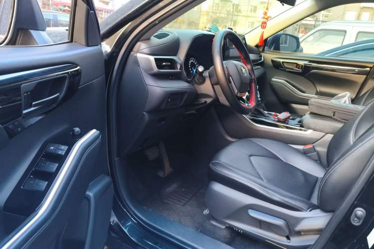Used Toyota Highlander 2022 Dual-Engine 2.5L 4x4 Elite Edition 7-Seater Driver Seat
