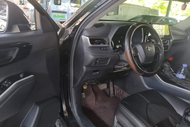 Used Toyota Highlander 2022 Dual-Engine 2.5L 4x4 Elite Edition 7-Seater Driver Seat