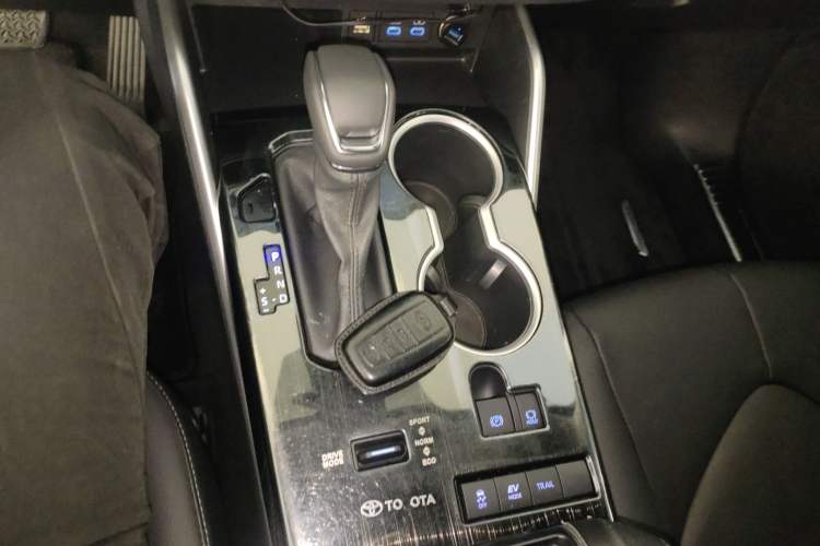 Used Toyota Highlander 2022 Dual-Engine 2.5L Four-Wheel Drive Prestige Version 7 Seats Gear Lever