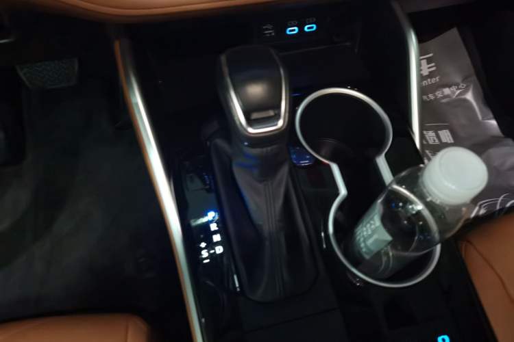 Used Toyota Highlander 2022 Dual-Engine 2.5L Four-Wheel Drive Prestige Version 7 Seats Gear Lever