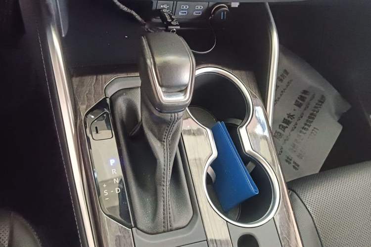 Used Toyota Highlander 2022 Dual-Engine 2.5L 4x4 Elite Edition 7-Seater Gear Lever