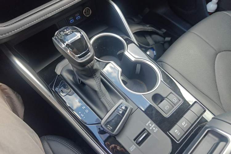 Used Toyota Highlander 2022 Dual-Engine 2.5L Two-Wheel Drive Elite Edition 5 Seats Gear Lever