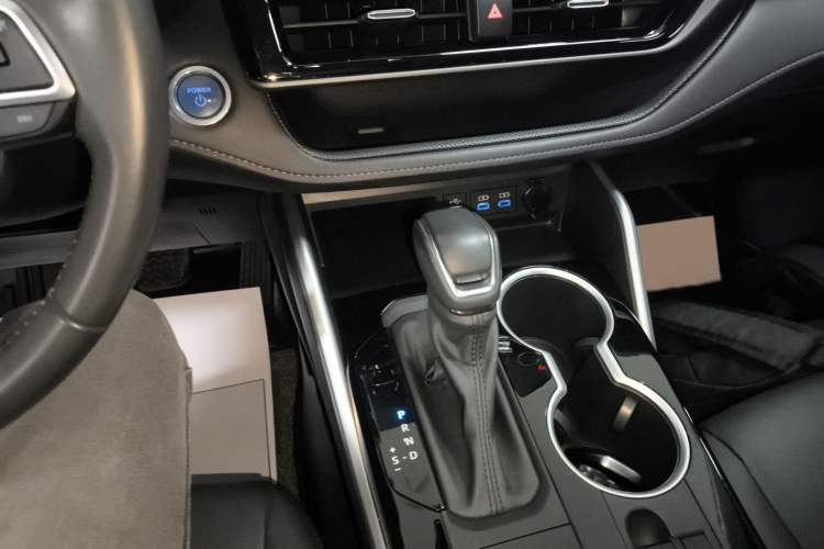 Used Toyota Highlander 2022 Dual-Engine 2.5L Four-Wheel Drive Prestige Version 7 Seats Gear Lever