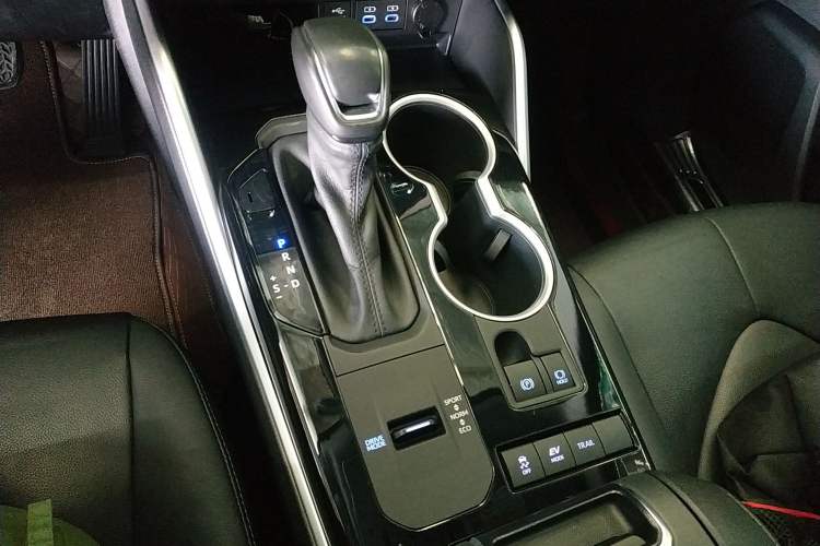 Used Toyota Highlander 2022 Dual-Engine 2.5L Four-Wheel Drive Prestige Version 7 Seats Gear Lever