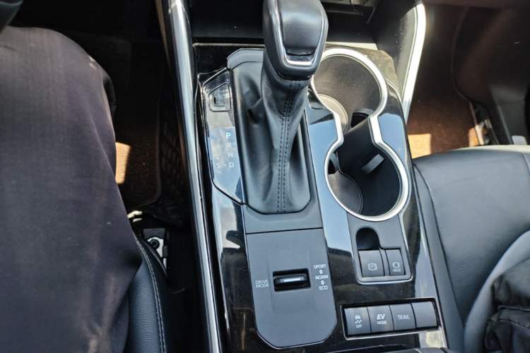 Used Toyota Highlander 2022 Dual-Engine 2.5L Four-Wheel Drive Prestige Version 7 Seats Gear Lever