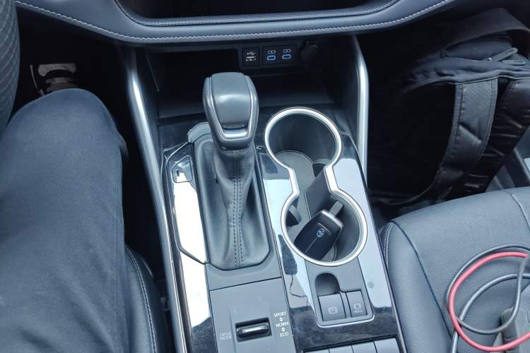 Used Toyota Highlander 2022 Dual-Engine 2.5L Four-Wheel Drive Prestige Version 7 Seats Gear Lever