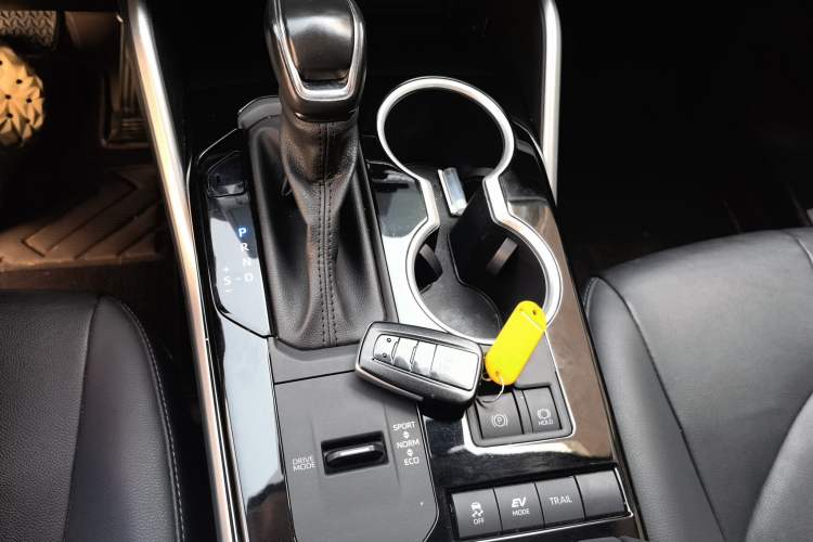 Used Toyota Highlander 2022 Dual-Engine 2.5L Four-Wheel Drive Prestige Version 7 Seats Gear Lever