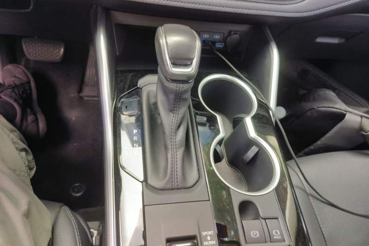 Used Toyota Highlander 2022 Dual-Engine 2.5L Four-Wheel Drive Prestige Version 7 Seats Gear Lever