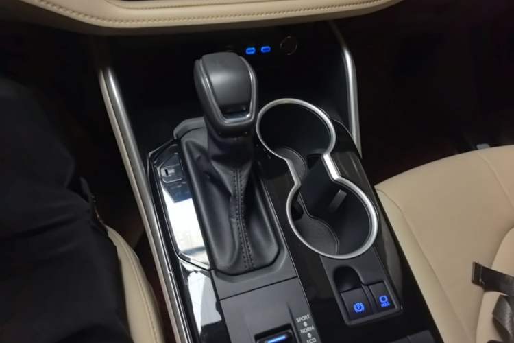 Used Toyota Highlander 2022 Dual-Engine 2.5L Four-Wheel Drive Prestige Version 7 Seats Gear Lever