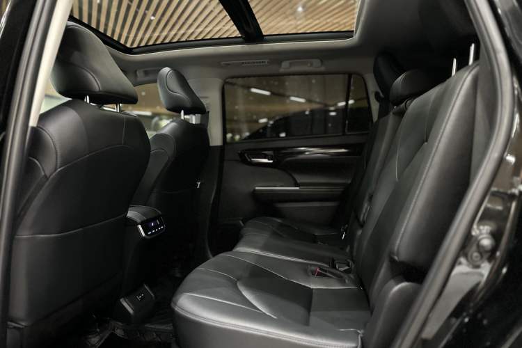 Used Toyota Highlander 2022 Dual-Engine 2.5L Four-Wheel Drive Prestige Version 7 Seats Interior 2