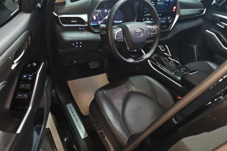 Used Toyota Highlander 2022 Dual-Engine 2.5L Four-Wheel Drive Supreme Edition 7-Seater Interior 3