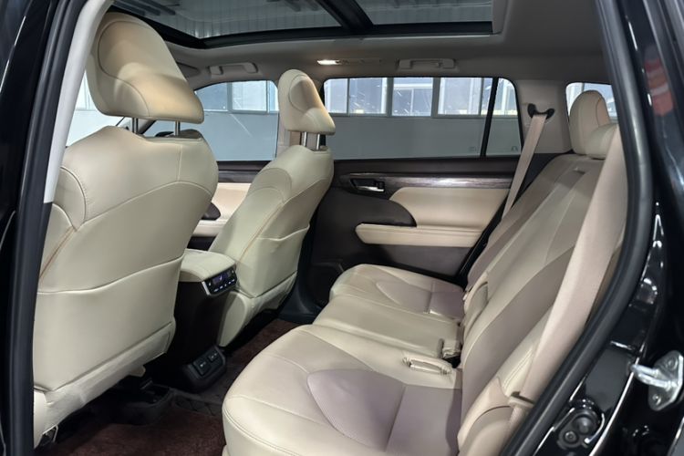 Used Toyota Highlander 2022 Dual-Engine 2.5L Four-Wheel Drive Supreme Edition 7-Seater Interior 3