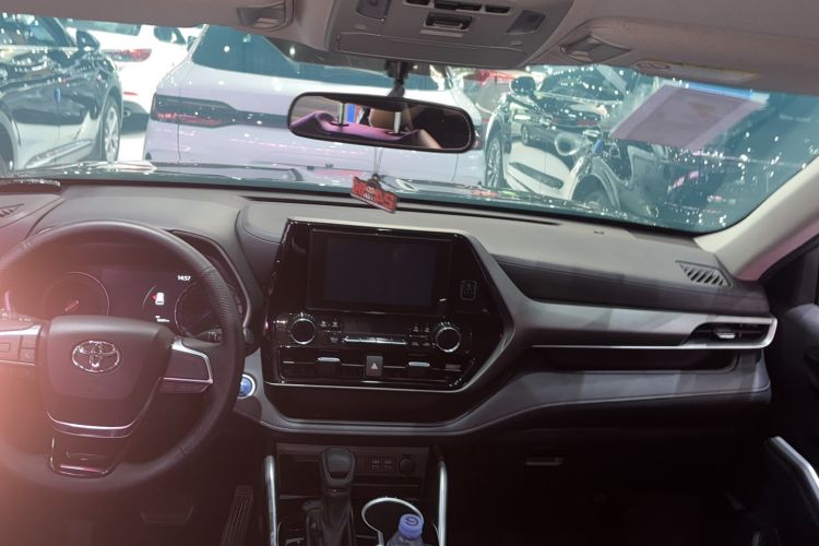 Used Toyota Highlander 2022 Dual-Engine 2.5L Two-Wheel Drive Elite Edition 5 Seats Interior 3