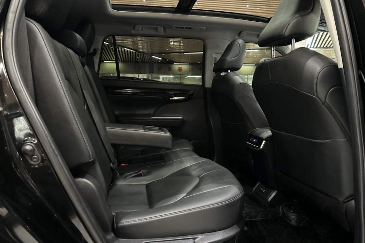 Used Toyota Highlander 2022 Dual-Engine 2.5L Four-Wheel Drive Prestige Version 7 Seats Interior 4