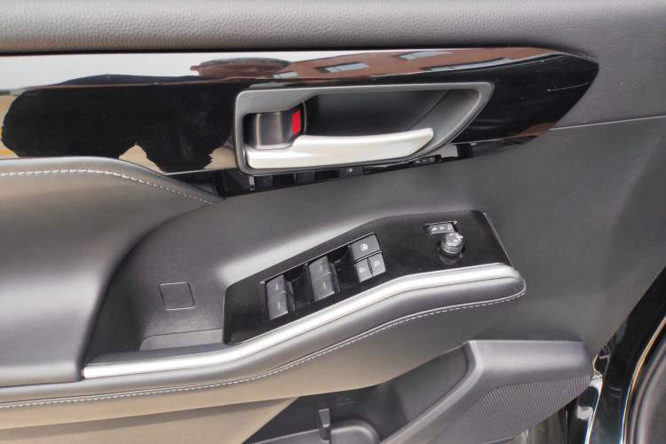 Used Toyota Highlander 2022 Dual-Engine 2.5L Four-Wheel Drive Prestige Version 7 Seats Interior 4