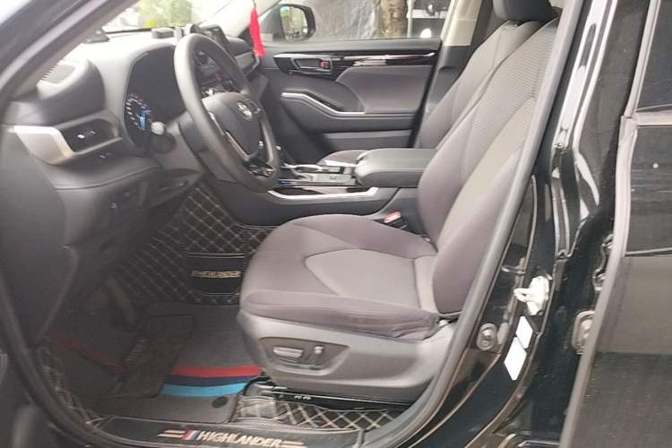 Used Toyota Highlander 2022 Dual-Engine 2.5L 4x4 Elite Edition 7-Seater Left Front Seat