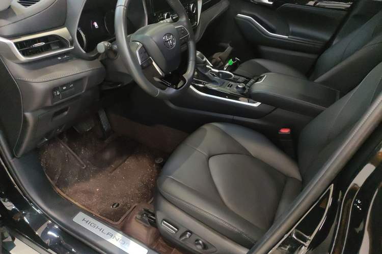 Used Toyota Highlander 2022 380T 4x4 Luxury Edition 7 Seats Left Front Seat