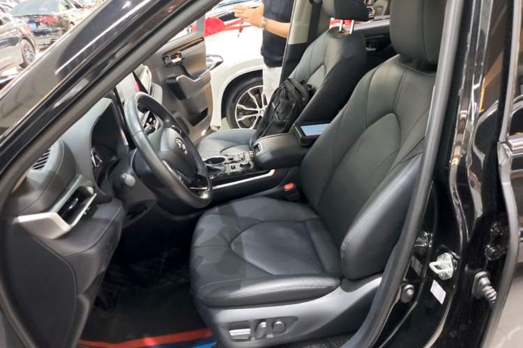 Used Toyota Highlander 2022 380T 4x4 Luxury Edition 7 Seats Left Front Seat