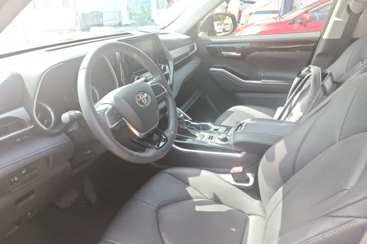 Used Toyota Highlander 2022 380T 4x4 Luxury Edition 7 Seats Left Front Seat