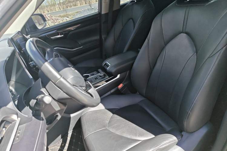Used Toyota Highlander 2022 380T 4x4 Luxury Edition 7 Seats Left Front Seat