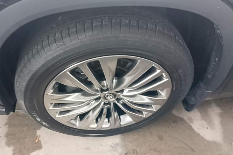 Used Toyota Highlander 2022 Dual-Engine 2.5L Four-Wheel Drive Prestige Version 7 Seats Left Front Wheel Hub