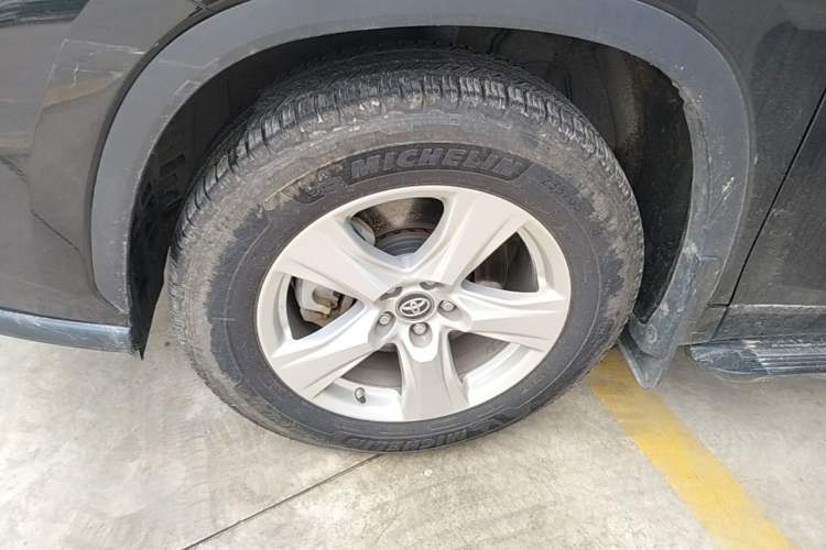 Used Toyota Highlander 2022 Dual-Engine 2.5L 4x4 Elite Edition 7-Seater Left Front Wheel Hub