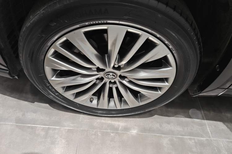 Used Toyota Highlander 2022 Dual-Engine 2.5L Four-Wheel Drive Prestige Version 7 Seats Left Front Wheel Hub