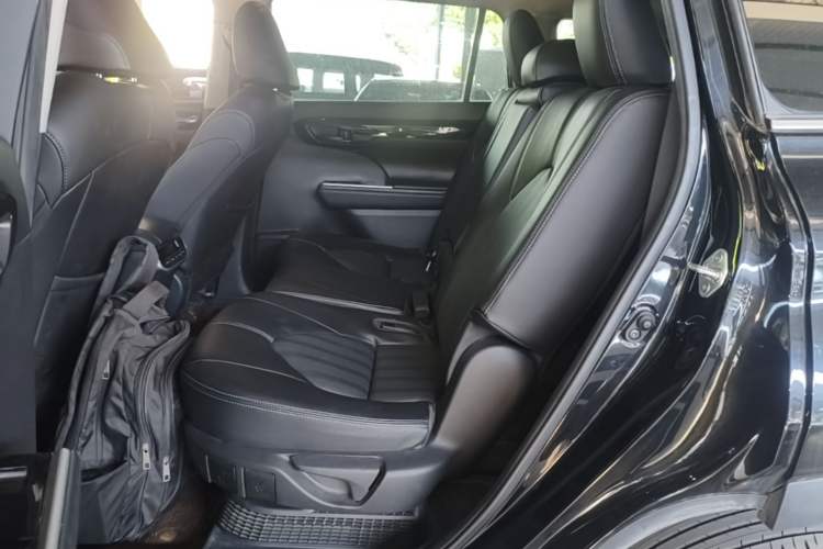 Used Toyota Highlander 2022 Dual-Engine 2.5L 4x4 Elite Edition 7-Seater Left Rear Seat