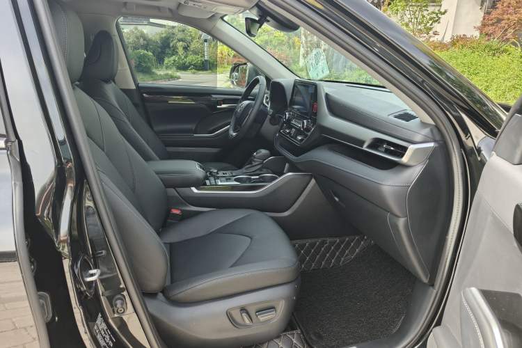 Used Toyota Highlander 2022 380T 4x4 Luxury Edition 7 Seats Right Front Seat
