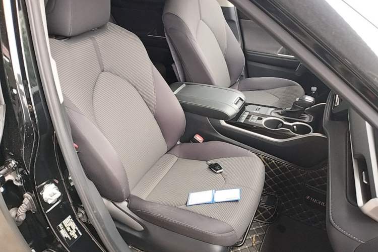 Used Toyota Highlander 2022 Dual-Engine 2.5L 4x4 Elite Edition 7-Seater Right Front Seat