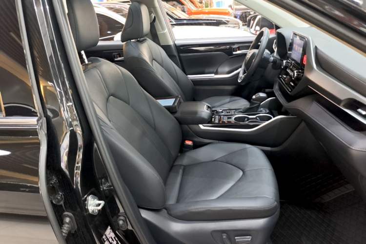 Used Toyota Highlander 2022 380T 4x4 Luxury Edition 7 Seats Right Front Seat