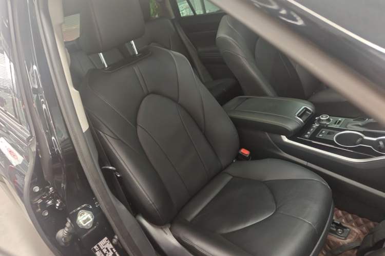 Used Toyota Highlander 2022 380T 4x4 Luxury Edition 7 Seats Right Front Seat