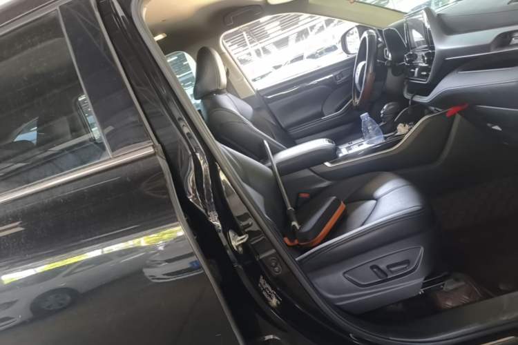 Used Toyota Highlander 2022 Dual-Engine 2.5L 4x4 Elite Edition 7-Seater Right Front Seat