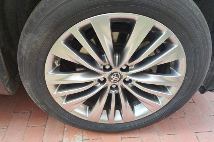 Used Toyota Highlander 2022 Dual-Engine 2.5L Four-Wheel Drive Prestige Version 7 Seats Right Front Wheel Hub