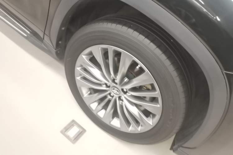 Used Toyota Highlander 2022 Dual-Engine 2.5L Four-Wheel Drive Prestige Version 7 Seats Right Front Wheel Hub