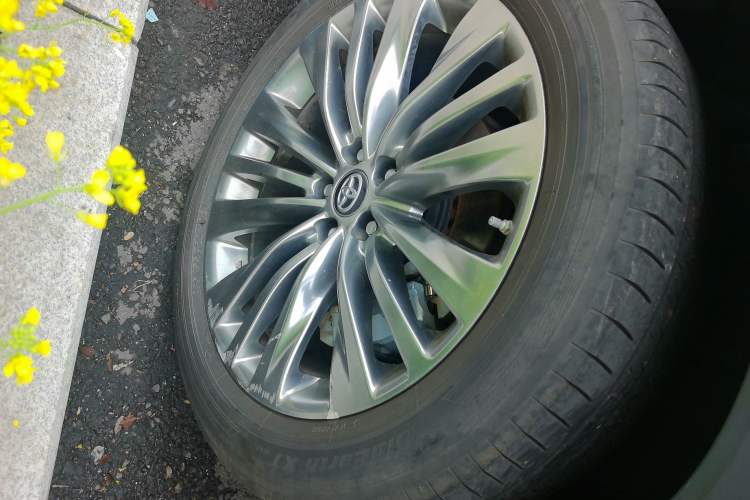 Used Toyota Highlander 2022 Dual-Engine 2.5L Two-Wheel Drive Prestige Edition 7-Seater Right Front Wheel Hub