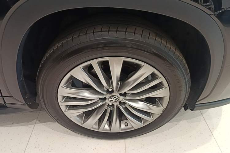 Used Toyota Highlander 2022 380T 4x4 Luxury Edition 7 Seats Right Front Wheel Hub