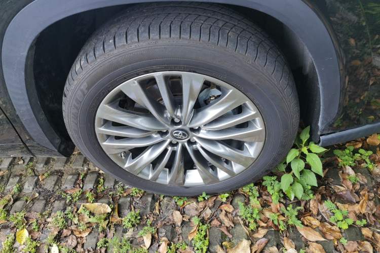 Used Toyota Highlander 2022 Dual-Engine 2.5L Four-Wheel Drive Prestige Version 7 Seats Right Front Wheel Hub